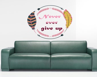 Zitat Never give up Boho Feder Pfeil Wandtattoo, Zitat Never give up Boho Feder Pfeil Wandaufkleber, Wanddekor, Wohnzimmer Dekoration-GD503