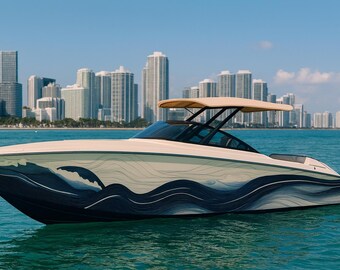 Könnte beinhalten: Ein elegantes, cremefarbenes Motorboot mit einem dunkelblauen Wellenmuster auf dem Rumpf, das auf türkisfarbenem Wasser fährt. Das Boot hat ein beiges Verdeck und vor dem Hintergrund einer Skyline unter blauem Himmel.