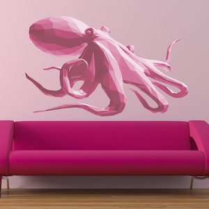 Könnte beinhalten: Ein pinkfarbener, geometrischer Oktopus-Wandtattoo über einem passenden pinkfarbenen Sofa. Der Oktopus hat ein Low-Poly-Design, mit mehreren Facetten, die seine Form bilden. Das Sofa hat ein modernes Design mit silbernen Beinen.
