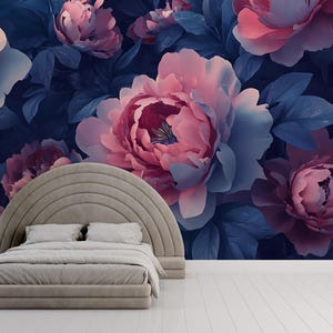Könnte beinhalten: Ein Schlafzimmer mit einem floralen Wandbild mit rosa Pfingstrosen und blauen Blättern. Vor dem Wandbild befindet sich ein Bett mit einem grauen Kopfteil und Bettwäsche. Eine Topfpflanze in einem weißen Topf steht links vom Bett.