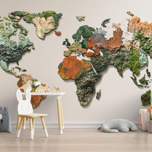 Peut inclure: Une grande carte du monde texturée, aux tons verts, bruns et orangés, est fixée au mur. La pièce est une chambre d'enfant, avec une petite table, une chaise et des animaux en peluche au premier plan. La carte est l'élément principal.