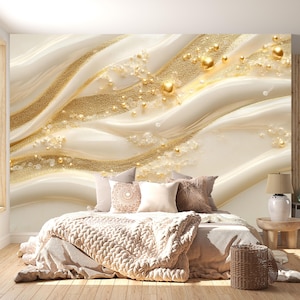 Puede incluir: Dormitorio con un gran mural abstracto con texturas fluidas en crema y oro con acentos brillantes. La cama está hecha con ropa de cama de tonos neutros y almohadas decorativas. Una cesta de mimbre y una mesita de noche de madera completan la decoración.