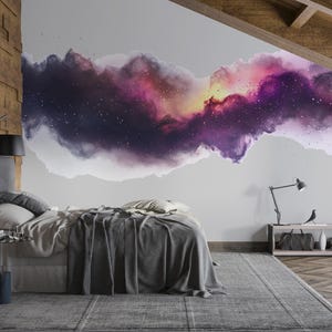 Peut inclure: Intérieur de chambre avec un lit gris, un mur d'accent en bois et une grande murale représentant une nébuleuse colorée. La pièce comprend un tapis gris, une table de chevet et un lampadaire moderne. Une poutre en bois est visible.