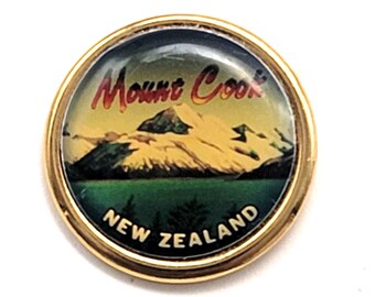 Pin de viaje vintage sobre el lago alpino del Monte Cook, Nueva Zelanda.