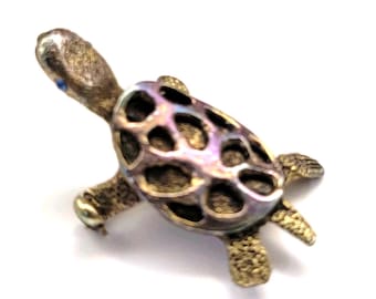 Broche de tortuga firmado por MR WE con ojos de diamantes de imitación azules y tono dorado, vintage.