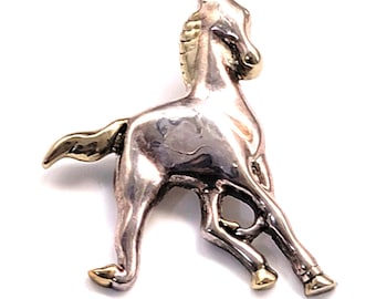 Broche colgante de caballo vintage, bicolor plata y oro, con figura de animal ecuestre galopante.