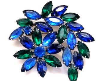 Broche vintage azul verdoso con forma de marquesa y diamantes de imitación en forma de ramo floral.