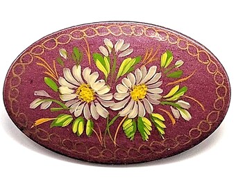 Broche ovalado de madera pintado a mano con diseño floral de margaritas, estilo arte popular ruso antiguo.