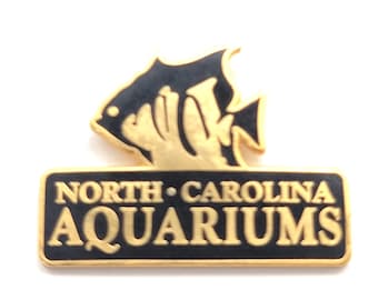 Pin vintage de peces tropicales y vida marina de acuarios de Carolina del Norte