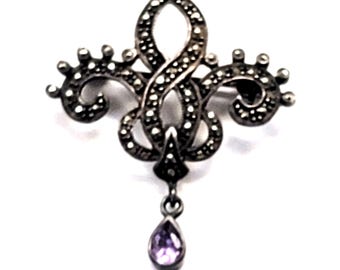 Broche colgante vintage de plata de ley 925 con marcasita, amatista y flor de lis en forma de lágrima.