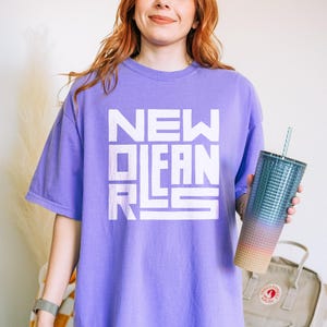 ニューオーリンズ | COMFORT COLORS シティバウハウスグラフィックTシャツ、大胆なモダンタイポグラフィーTシャツ、ユニセックスガーメントダイシャツ、トレンディなLA Tシャツ、ヴィンテージ