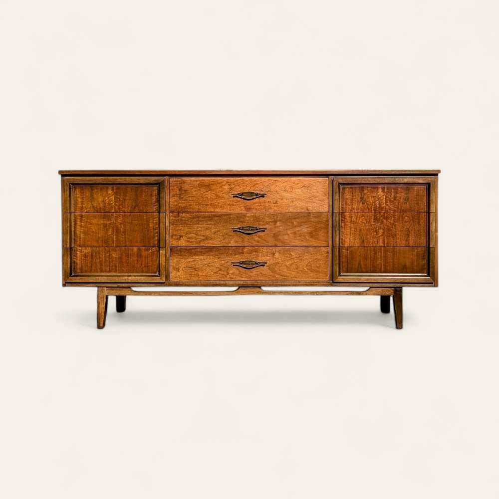 LA Period Furnitureの9-drawer dresserです。存在感のある