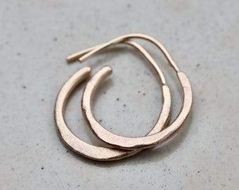 Pendientes de aro pequeños orgánicos de oro de 14 quilates / Fundidos en arena / Texturizados / Aros minimalistas / Aros sencillos / Naturales / Minimalistas terrosos / Pendientes cápsula / Aros de oro