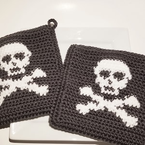 Dödskalle och korsben virkmönster - Piratgrytlapp PDF-diagram och skriftliga instruktioner - Enkel virkad grytlapp dekoration med varm dyna