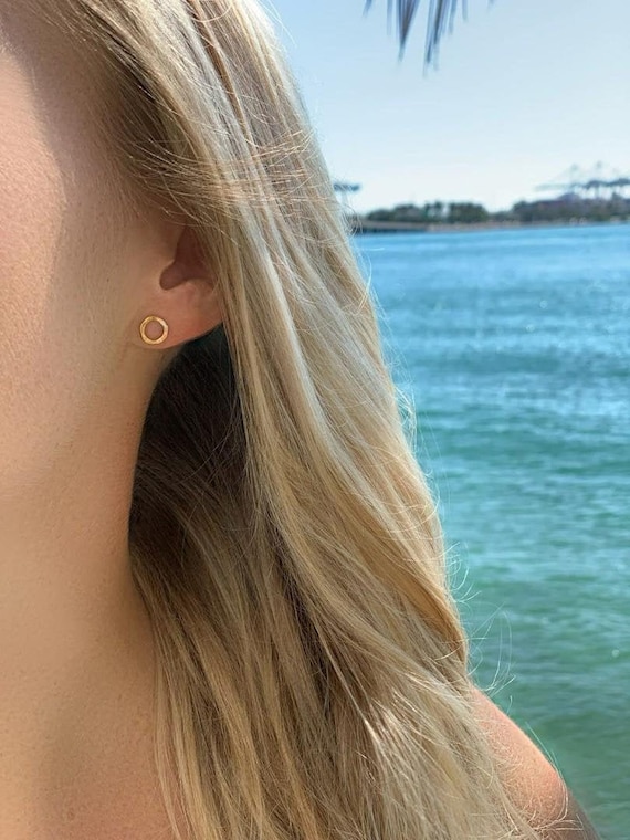KARMA CIRCLE EMERALD | Orecchini in oro laminato 14k