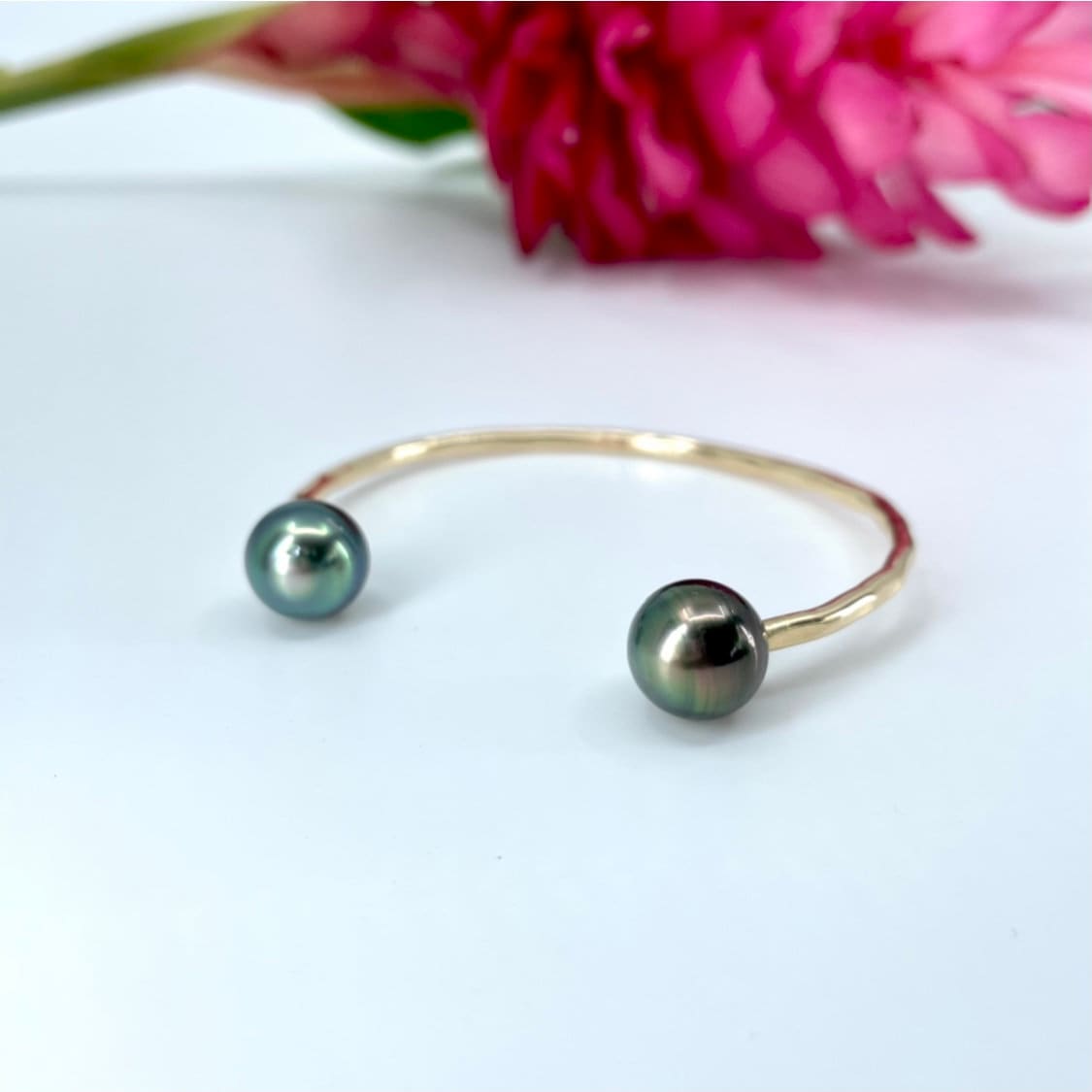 Tahitian pearl hammered cuff