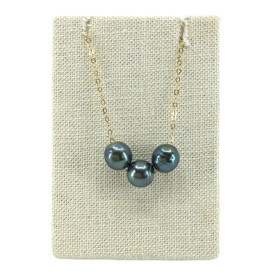 Black necklace with three pearls best sale