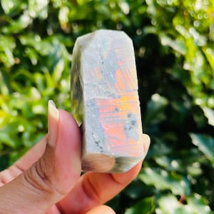Flashy Purple Labradorite Free Form Geo Shaped Palm Stone (96G)