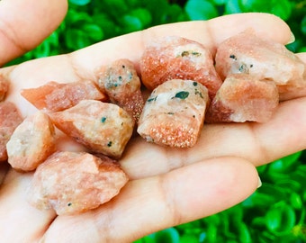 Surowy kryształ kamienia słonecznego: naturalny brokatowy minerał z kamieniem szlachetnym