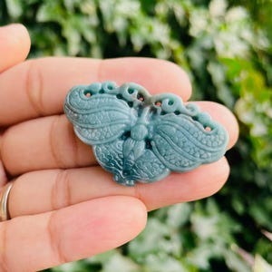 Papillon en jade bleu-vert : pierre précieuse en cristal sculpté (45 x 27 mm)