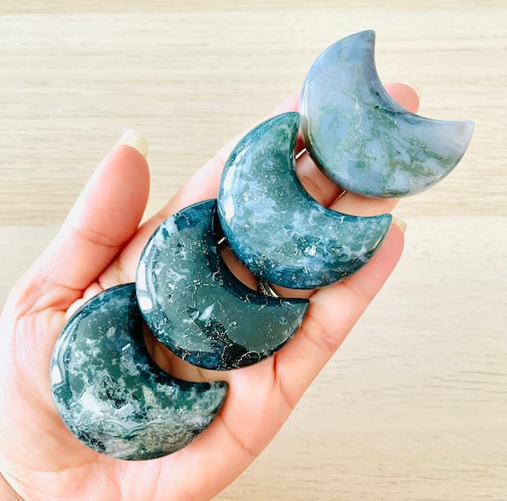 モスアゲートクリスタルムーン：彫刻されたグリーンジャスパー宝石（70