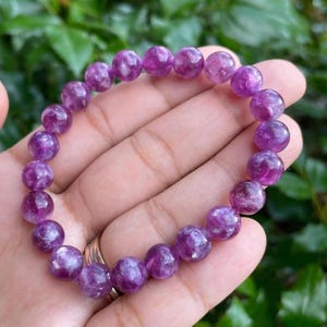 Lila Lepidolith Kristall Armband: Auffälliger Edelstein Schmuck, 8.6 mm Glasperlen