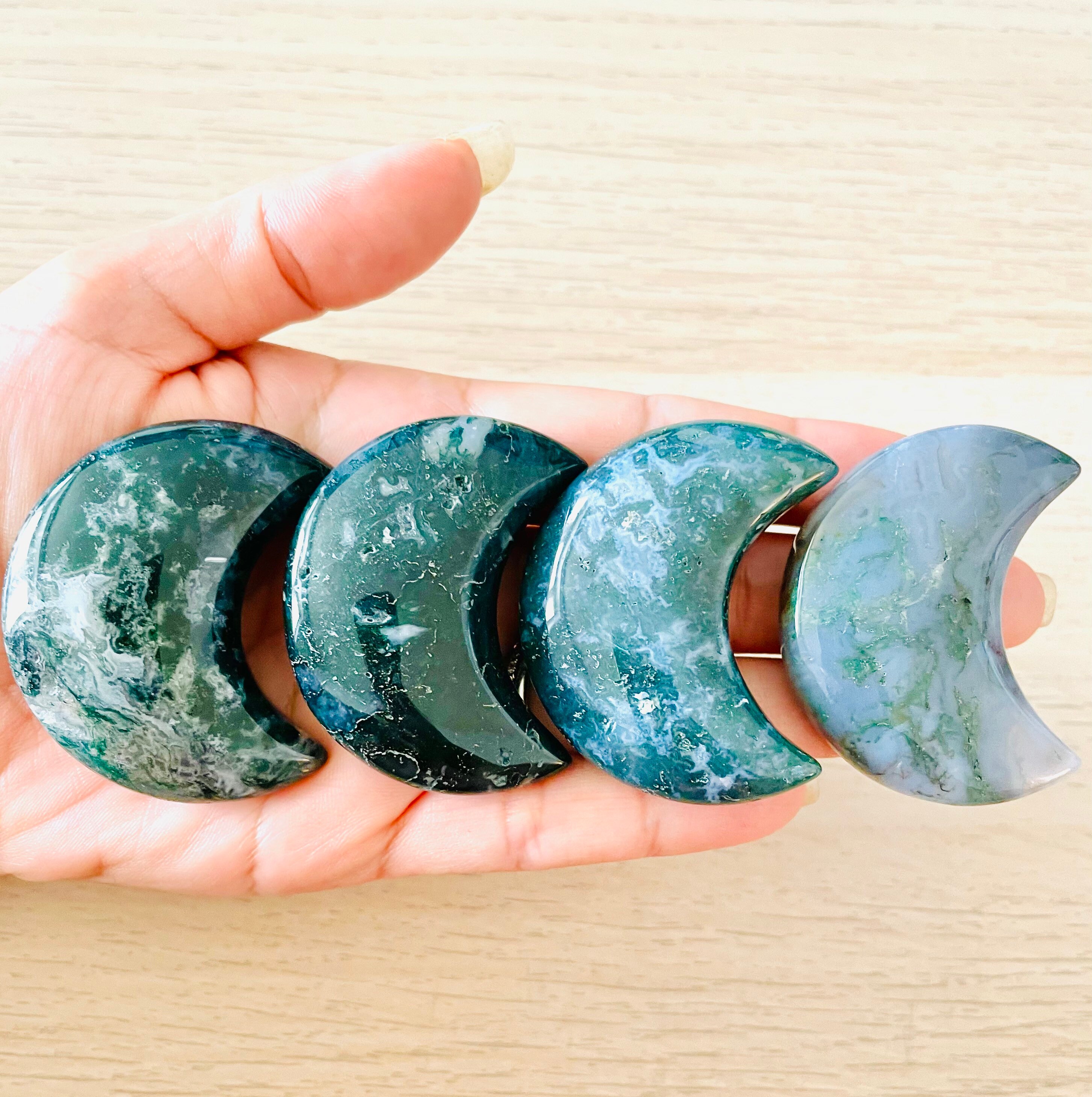 モスアゲートクリスタルムーン：彫刻されたグリーンジャスパー宝石（70