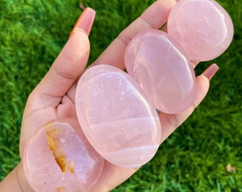 Pietra di quarzo rosa: cristallo lucidato e burattato (40-80 mm)