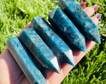 Blauer Apatit Kristall Turm: Geschliffene Edelstein Spitze