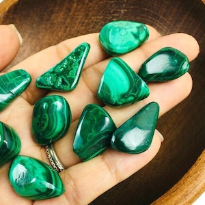 Tumbled Malachite Stone: Polished Green Swirl Crystal (12-20mm)