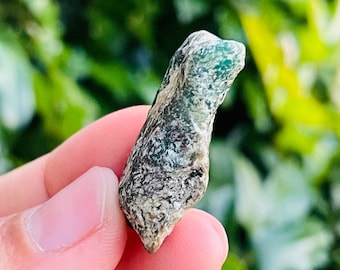 Raw Emerald Crystal (8.2G) Rough Emerald COLOMBIAN Natural Green Raw Crystal Rough Mineral Specimen Stone - Rare Emerald Stone