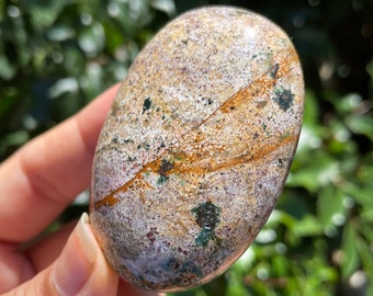 Piedra de palma de jaspe oceánico: cristal verde y rojo pulido (73 gramos) OJP02
