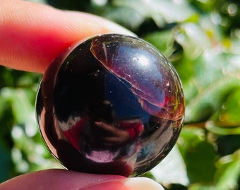 Sphère de cristal grenat rouge : pierre précieuse polie (30 mm, 59,8 g)