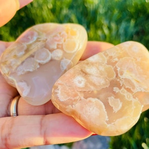 Nube de cristal de ágata con flores pastel: talla de piedra preciosa de ágata natural (40-60 mm)