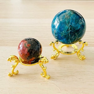 Goudkleurige fleur-kristallen bolstandaard: display met minerale edelsteen (31 x 51 mm)