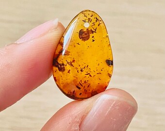 研磨済み琥珀色のティアドロップ型クリスタル：コニャックブラウンの