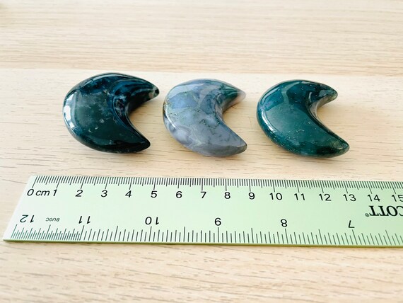 モスアゲートクリスタルムーン：彫刻されたグリーンジャスパー宝石（70