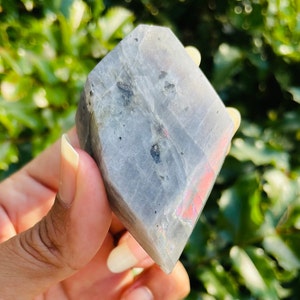 Flashy Labradorite Palm Stone: Natural Polished Crystal (69.8G)