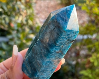 Könnte beinhalten: Eine blaue und grüne Apatit-Kristallspitze mit einer spitzen Spitze und einer glatten, polierten Oberfläche.