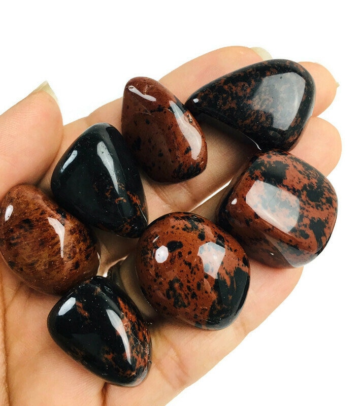 研磨されたマホガニーオブシディアンクリスタル：赤黒タンブルストーン