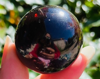 Sphère de cristal grenat rouge : pierre précieuse polie (30 mm) 68,4 g