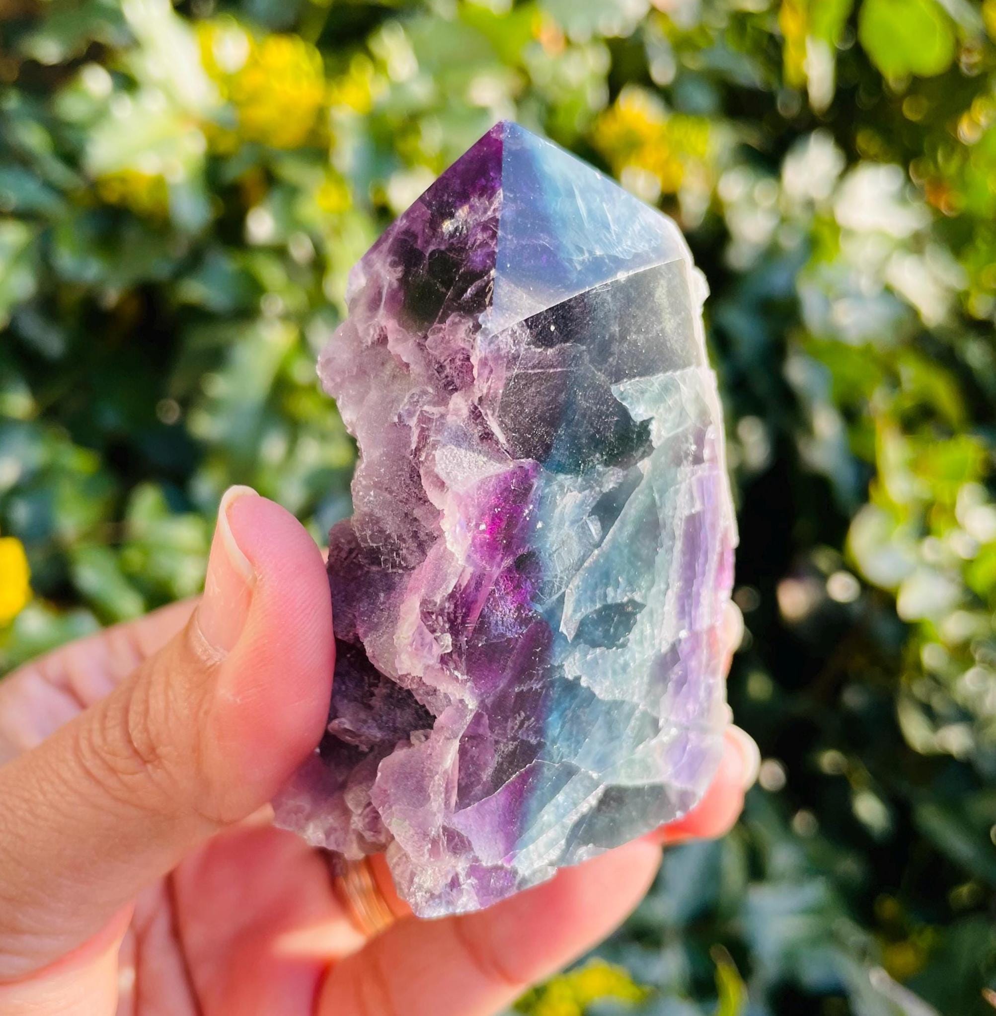 レインボーフローライトクリスタルポイントタワー：緑、青、紫の宝石