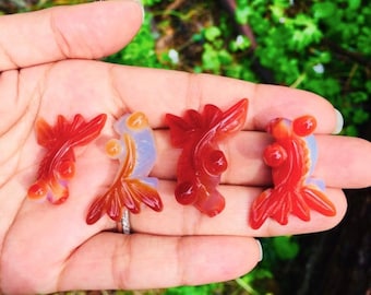 Carved Carnelian Goldfish: Crystal Koi Fish Charm (25-20 mm)