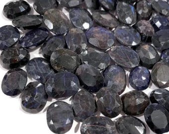 Gefacetteerde cabochon van zwart saffierkristal: rond/ovaal, XS-steen (12-16 mm)