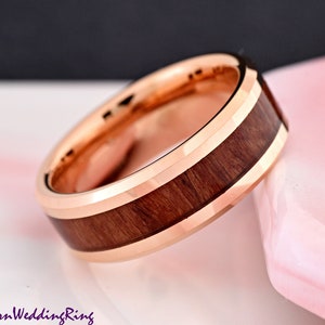 8mm Width Rose Gold Plated Tungsten Carbide Ring Hawaiian Koa Wood Inlay Center Men&#39;s Wedding Band Laser Engraved Promise Ring for Him
