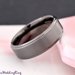 8mm Width Gunmetal Gray Tungsten Carbide Ring Brushed Center Minimalist Men&#39;s Wedding Band Laser Engrave Anniversary Gift for Boyfriend