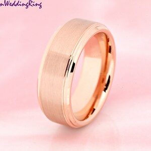 Brushed Center Rose Gold Plated Tungsten Carbide Men&#39;s Engagement Ring 8mm Wedding Band Laser Engraving Promise Ring for Him