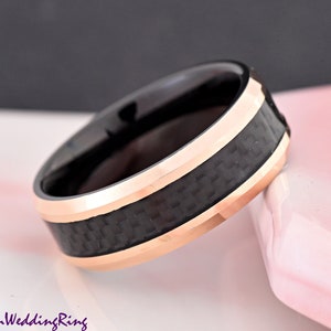 8mm Width Black Tungsten Carbide Ring Rose Gold Plated Edge Black Carbon Fiber Inlay Men&#39;s Wedding Band Laser Engraved Anniversary Gift