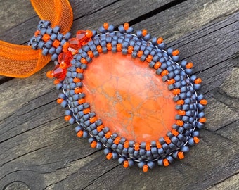 Colgante turquesa mohave, colgante bordado con aguja, colgante hecho a mano, colgante boho, colgante naranja, collar turquesa