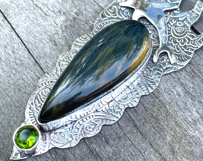 Pendant man or woman silver 925 with an iron eye cabochon and a peridot decorated with a boho style dolphin